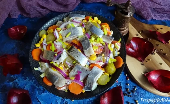 Sałatka śledziowa z warzywami i majonezem