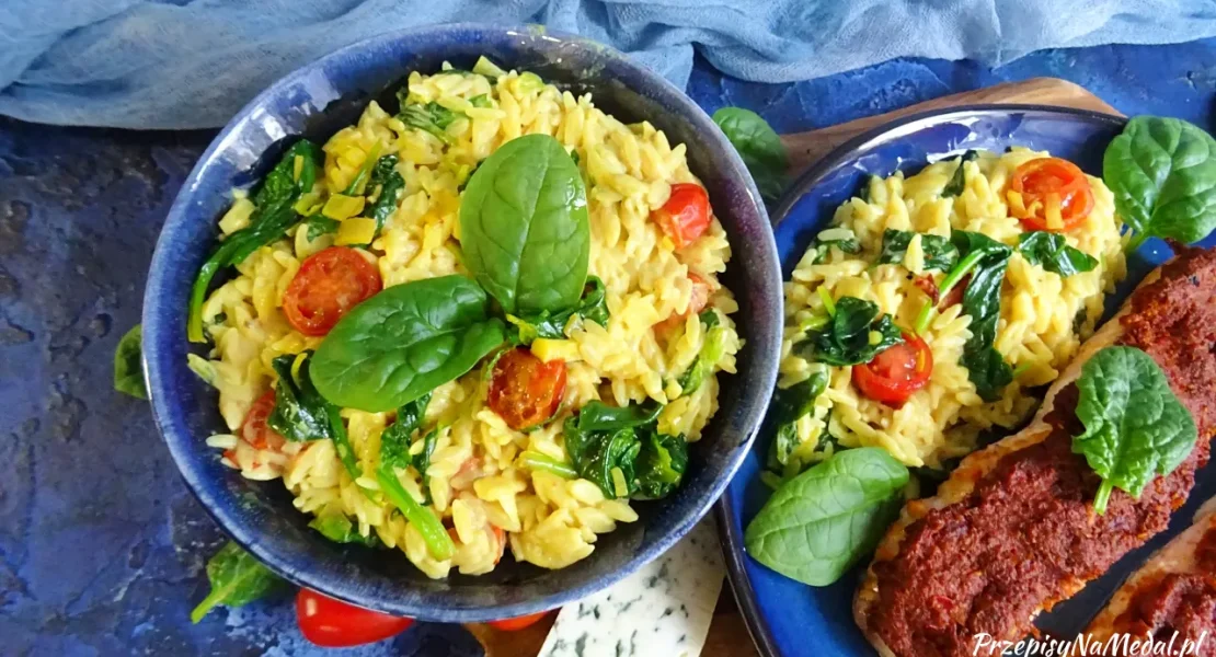 Makaron orzo ze szpinakiem, pomidorkami koktajlowymi i serem pleśniowym
