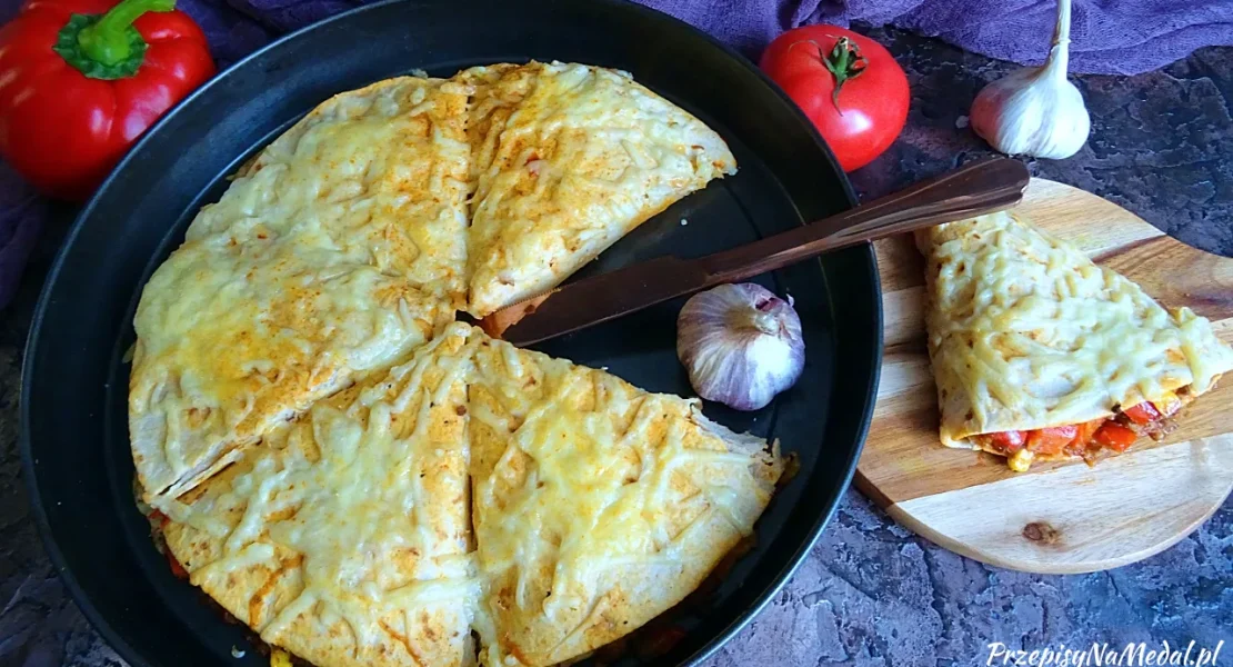 Quesadilla z mięsem mielonym i mozzarellą ułożona w okrągłym naczyniu